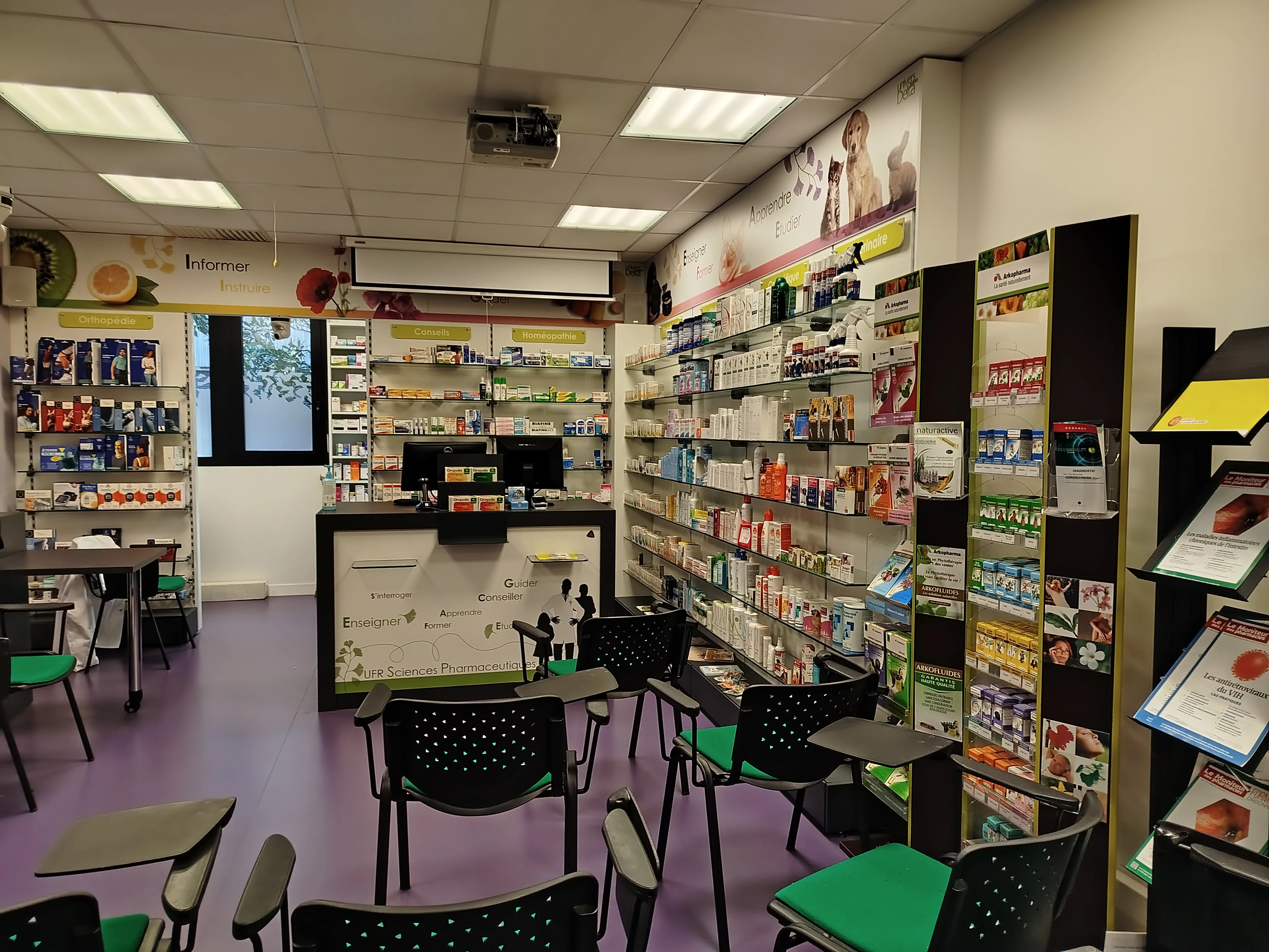 La pharmacie pédagogique permet aux étudiants de développer leurs compétences dans un environnement simulé proche de la réalité professionnelle.